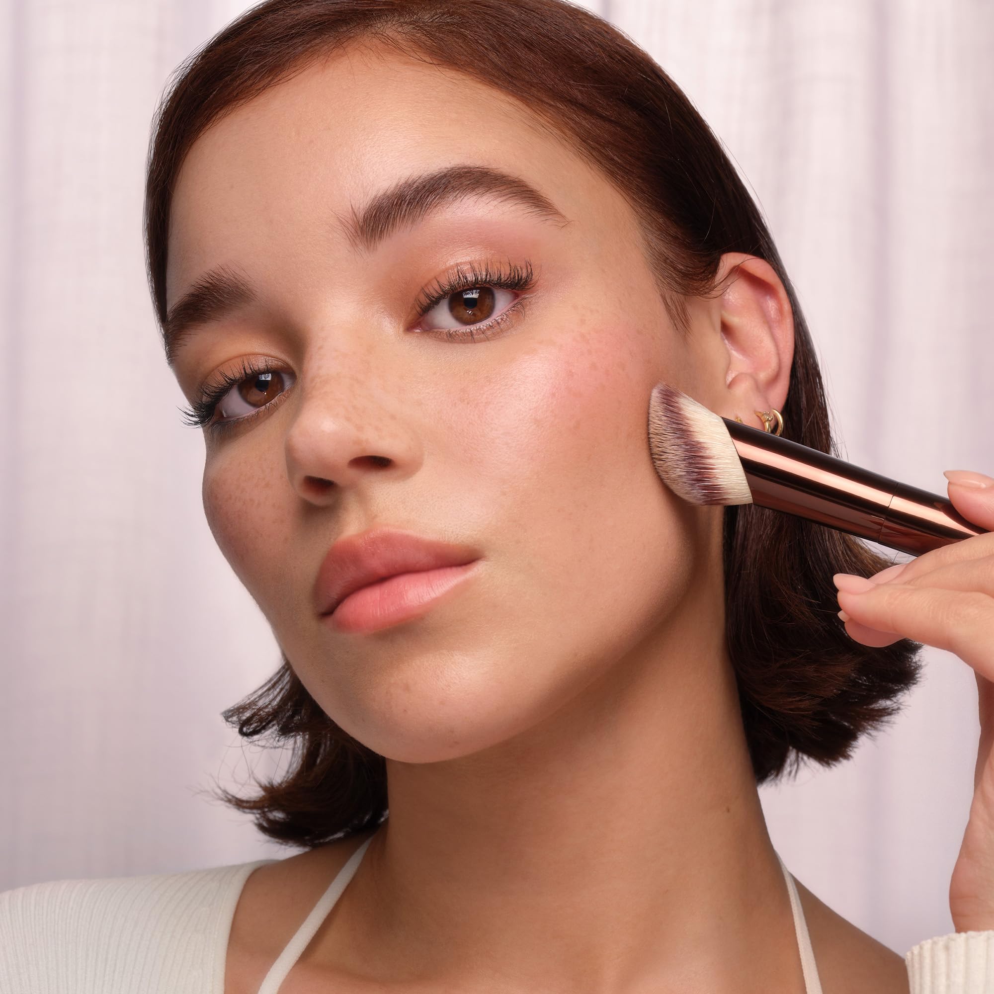 Hourglass Ambient Soft Glow Foundation Brush - Image 4